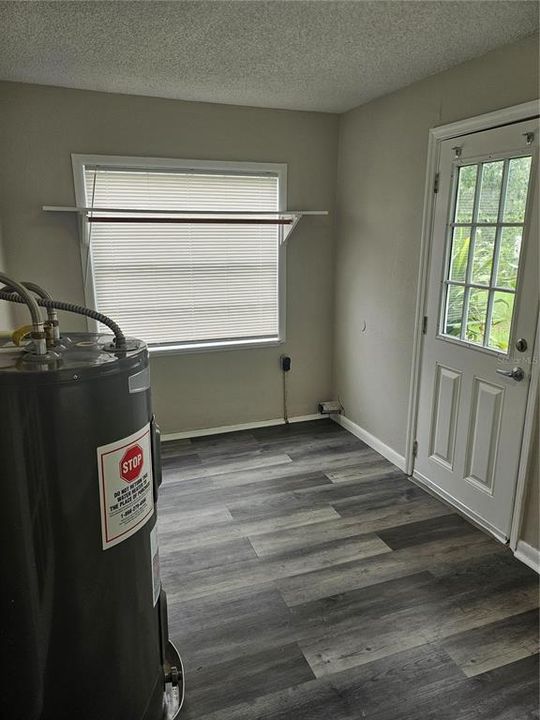 合同活跃: $295,000 (4 贝兹, 2 浴室, 1425 平方英尺)