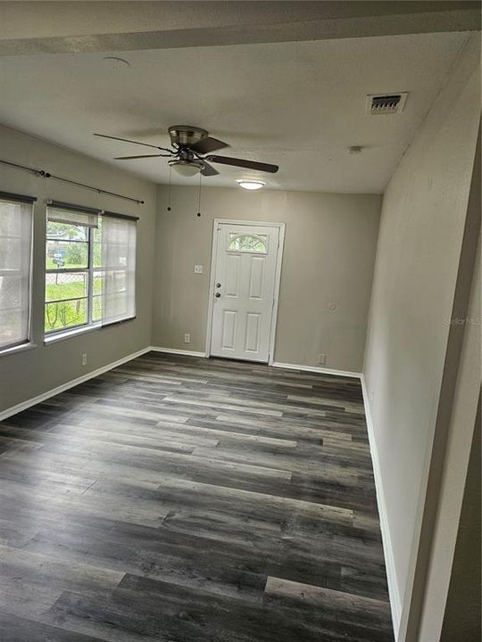 合同活跃: $295,000 (4 贝兹, 2 浴室, 1425 平方英尺)