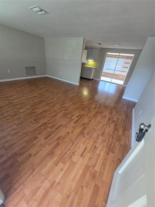 Active With Contract: $1,800 (2 beds, 2 baths, 1128 Square Feet)