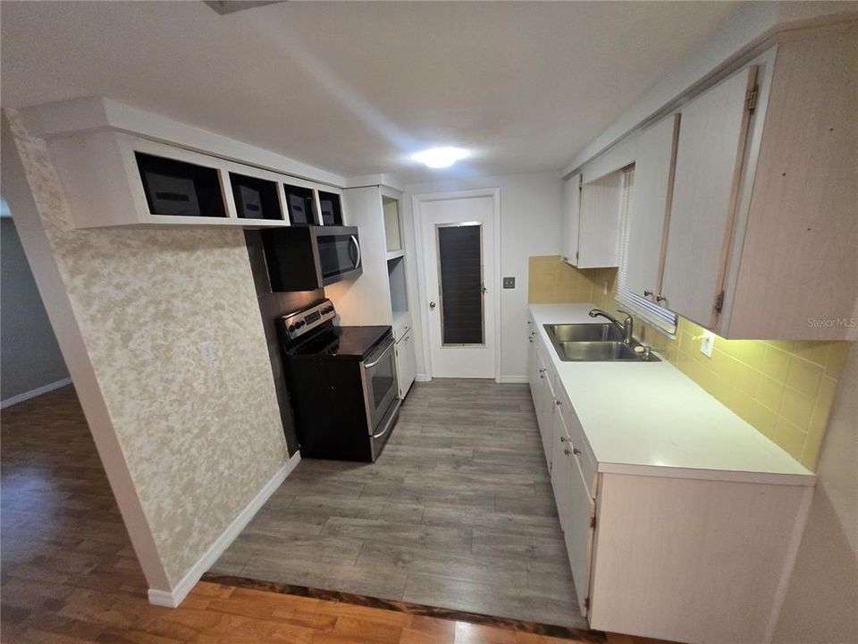 Active With Contract: $1,800 (2 beds, 2 baths, 1128 Square Feet)