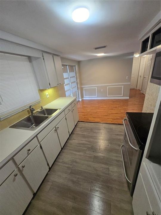 Active With Contract: $1,800 (2 beds, 2 baths, 1128 Square Feet)