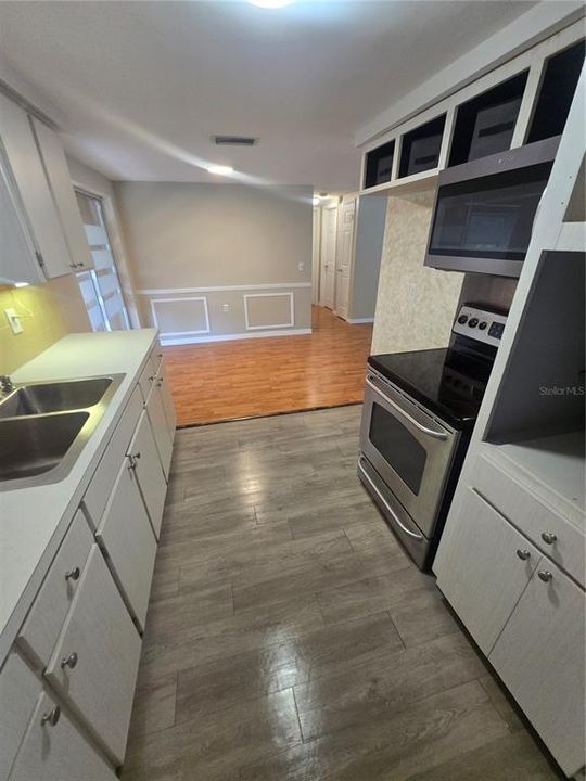 Active With Contract: $1,800 (2 beds, 2 baths, 1128 Square Feet)