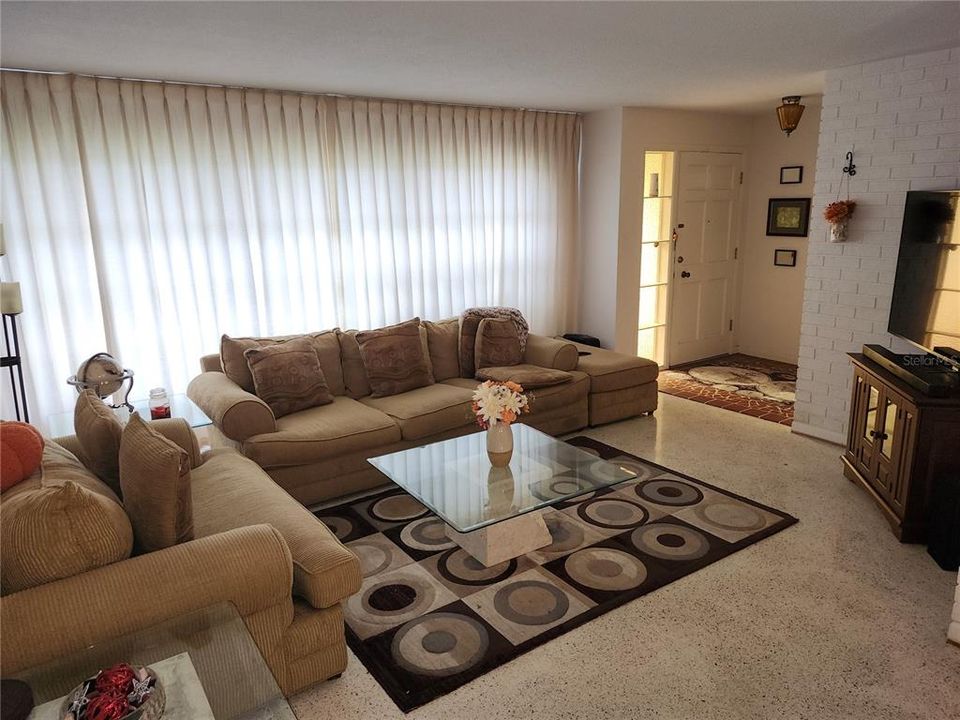 Active With Contract: $390,000 (2 beds, 2 baths, 1453 Square Feet)