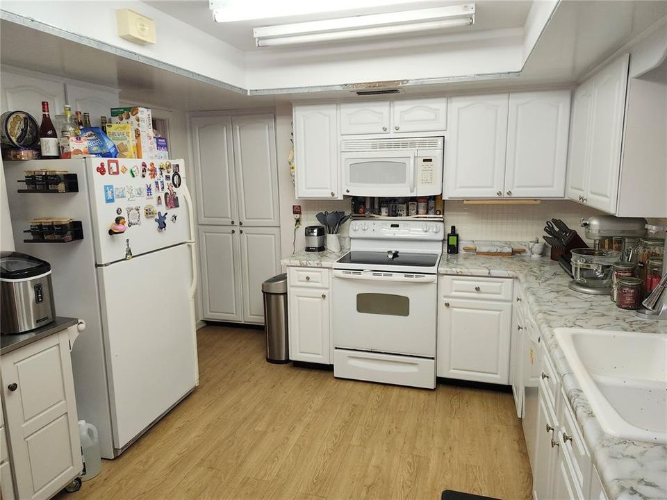 Active With Contract: $390,000 (2 beds, 2 baths, 1453 Square Feet)