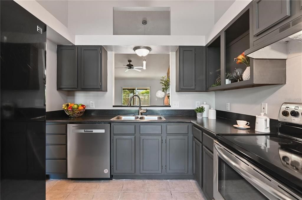 Active With Contract: $2,100 (3 beds, 2 baths, 1148 Square Feet)