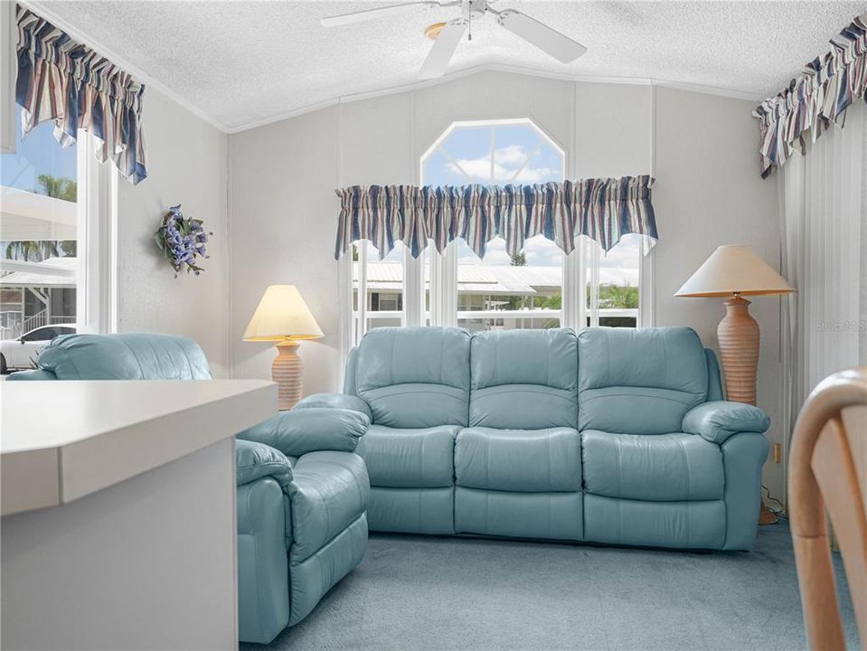 待售: $74,900 (1 贝兹, 1 浴室, 408 平方英尺)