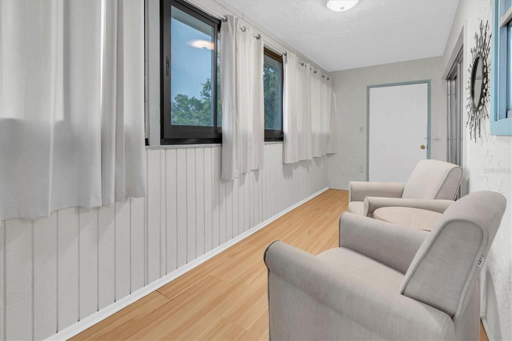 合同活跃: $199,900 (2 贝兹, 2 浴室, 980 平方英尺)