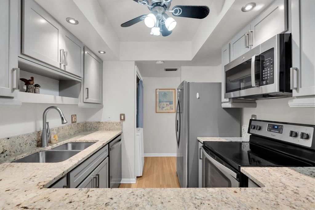 合同活跃: $199,900 (2 贝兹, 2 浴室, 980 平方英尺)