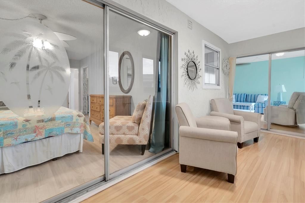 合同活跃: $199,900 (2 贝兹, 2 浴室, 980 平方英尺)