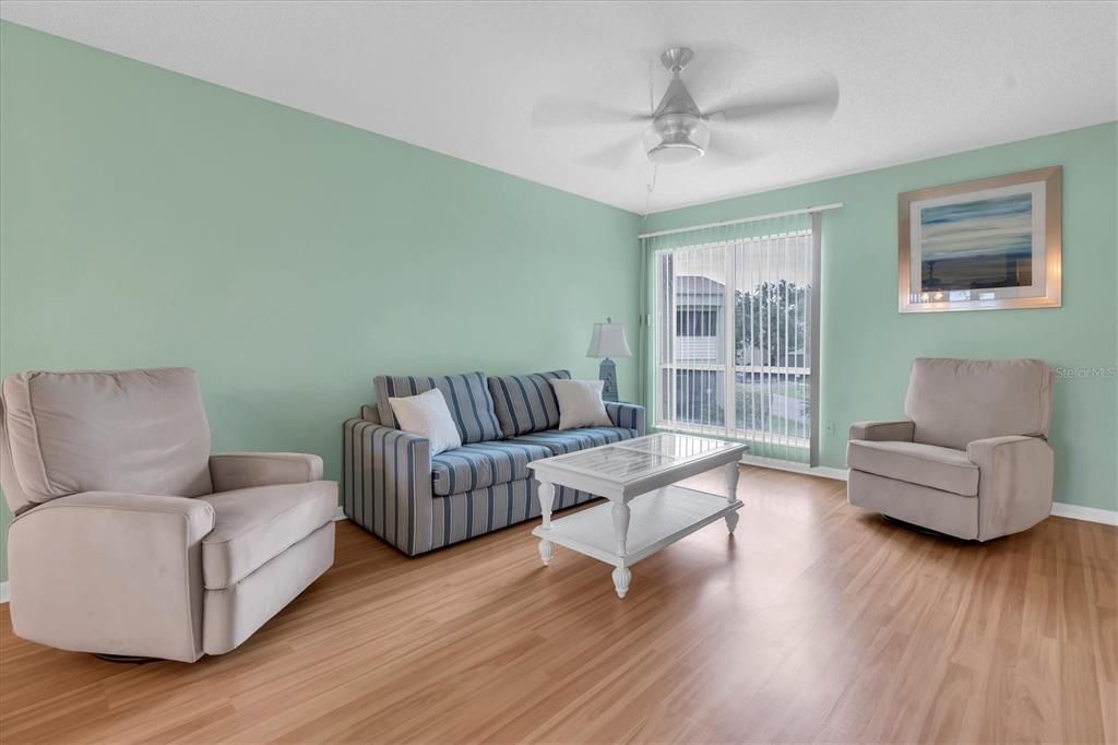 合同活跃: $199,900 (2 贝兹, 2 浴室, 980 平方英尺)