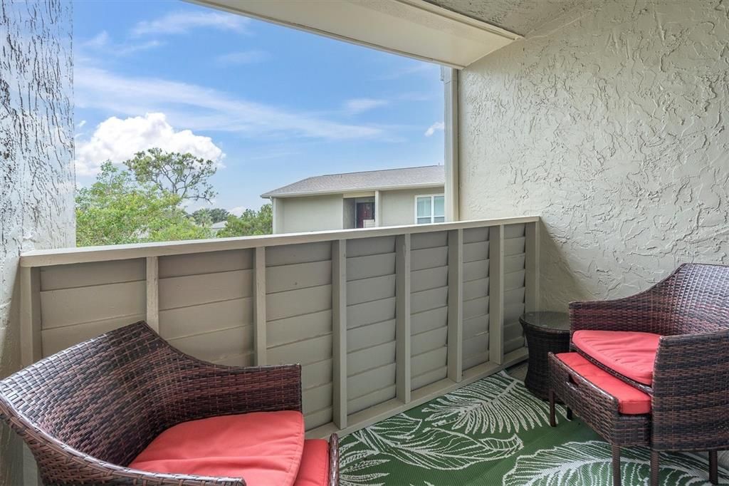 合同活跃: $199,900 (2 贝兹, 2 浴室, 980 平方英尺)