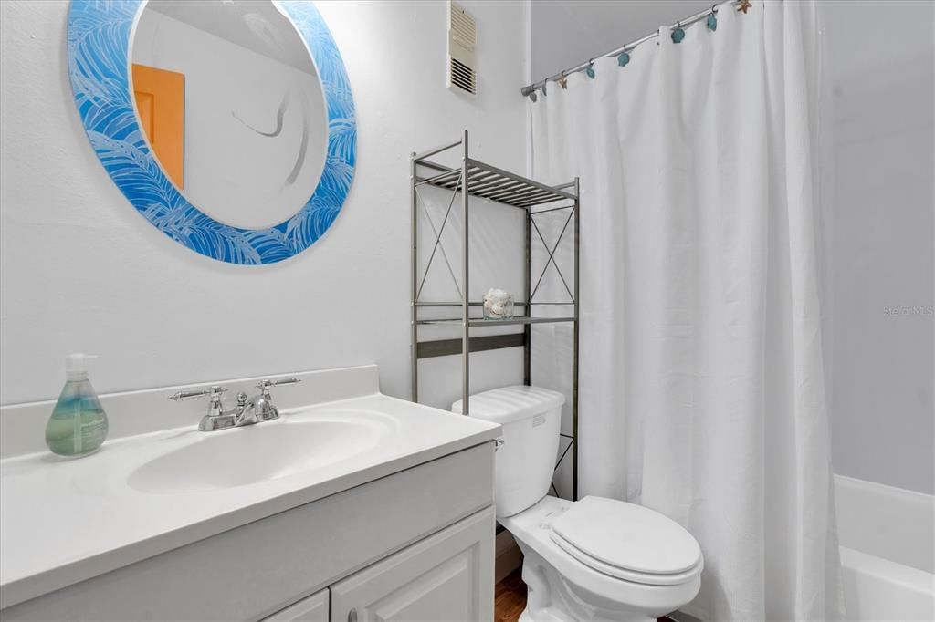 合同活跃: $199,900 (2 贝兹, 2 浴室, 980 平方英尺)