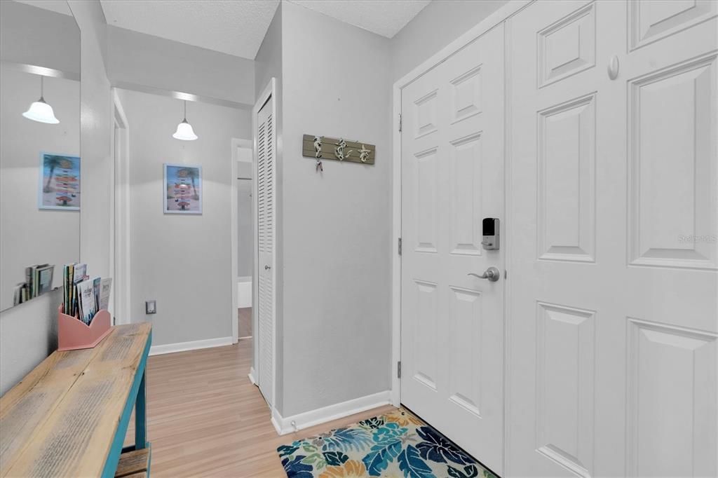 合同活跃: $199,900 (2 贝兹, 2 浴室, 980 平方英尺)