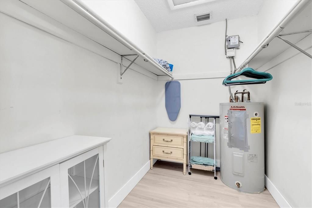 合同活跃: $199,900 (2 贝兹, 2 浴室, 980 平方英尺)