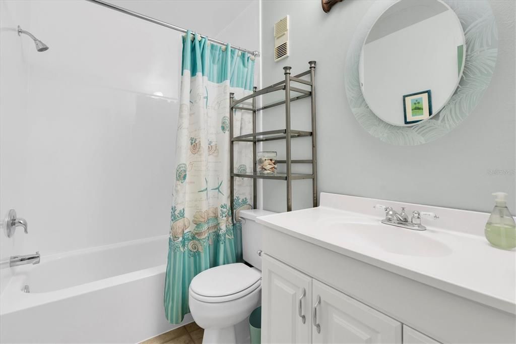 合同活跃: $199,900 (2 贝兹, 2 浴室, 980 平方英尺)