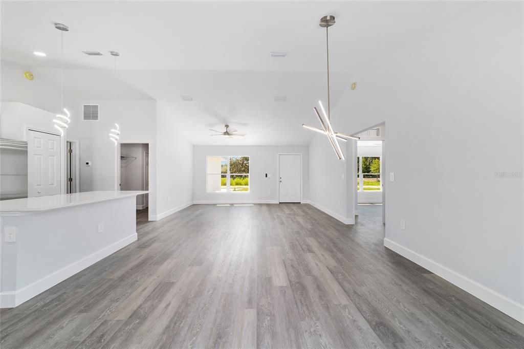 Activo con contrato: $244,900 (3 camas, 2 baños, 1380 Pies cuadrados)