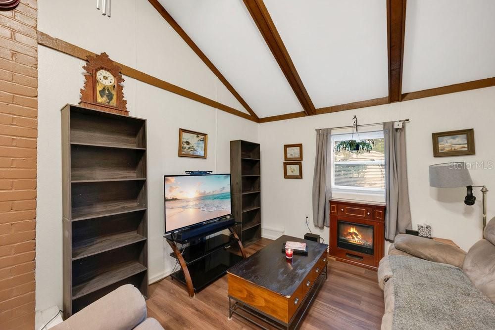 Activo con contrato: $189,500 (2 camas, 1 baños, 990 Pies cuadrados)