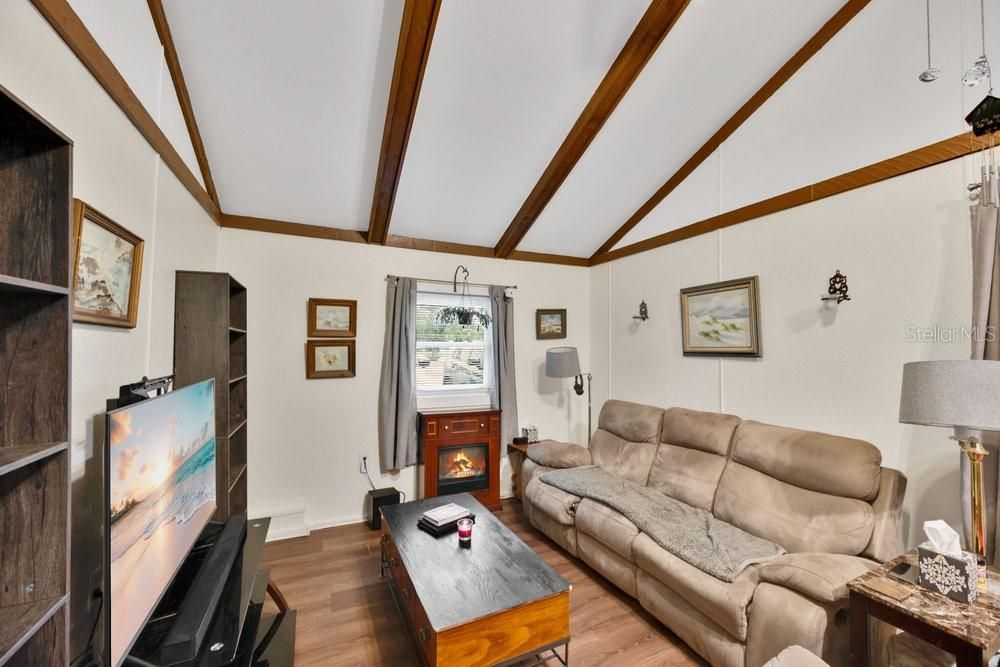 Activo con contrato: $189,500 (2 camas, 1 baños, 990 Pies cuadrados)