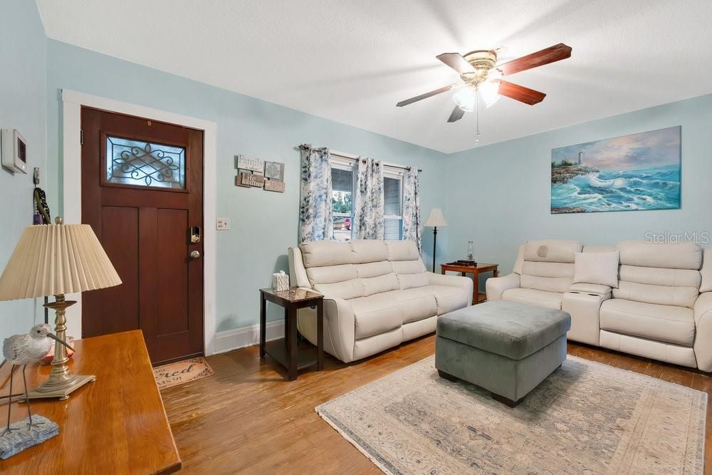 Activo con contrato: $189,500 (2 camas, 1 baños, 990 Pies cuadrados)