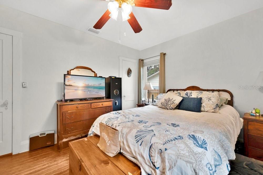 Activo con contrato: $189,500 (2 camas, 1 baños, 990 Pies cuadrados)