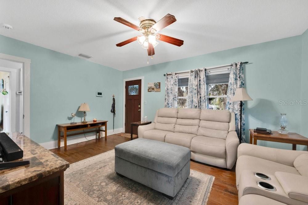 Activo con contrato: $189,500 (2 camas, 1 baños, 990 Pies cuadrados)