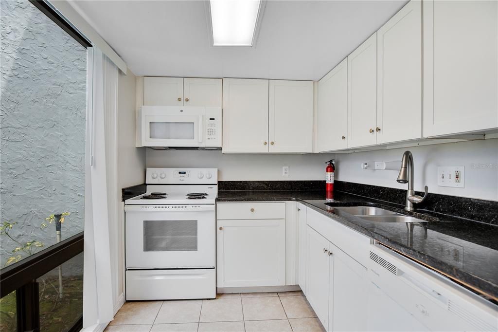 На продажу: $174,900 (2 спален, 2 ванн, 972 Квадратных фут)