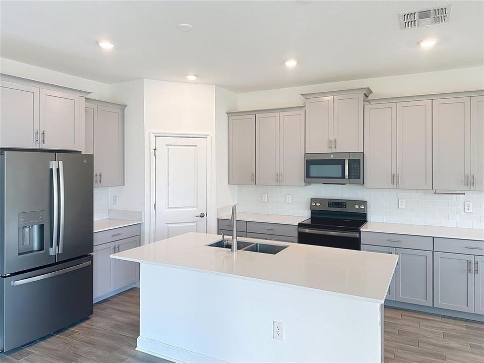 Под контрактом: $625,000 (6 спален, 4 ванн, 3855 Квадратных фут)