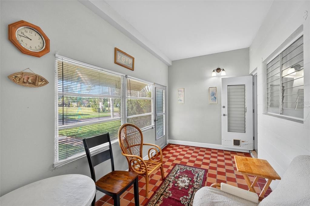 待售: $89,500 (2 贝兹, 1 浴室, 720 平方英尺)