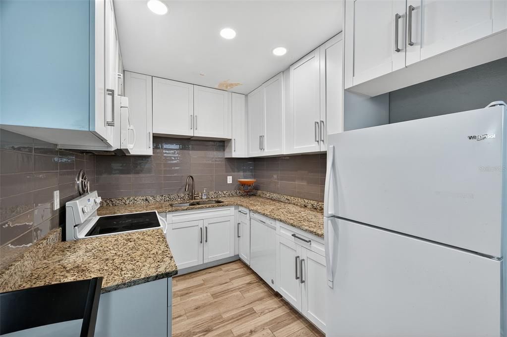 待售: $89,500 (2 贝兹, 1 浴室, 720 平方英尺)