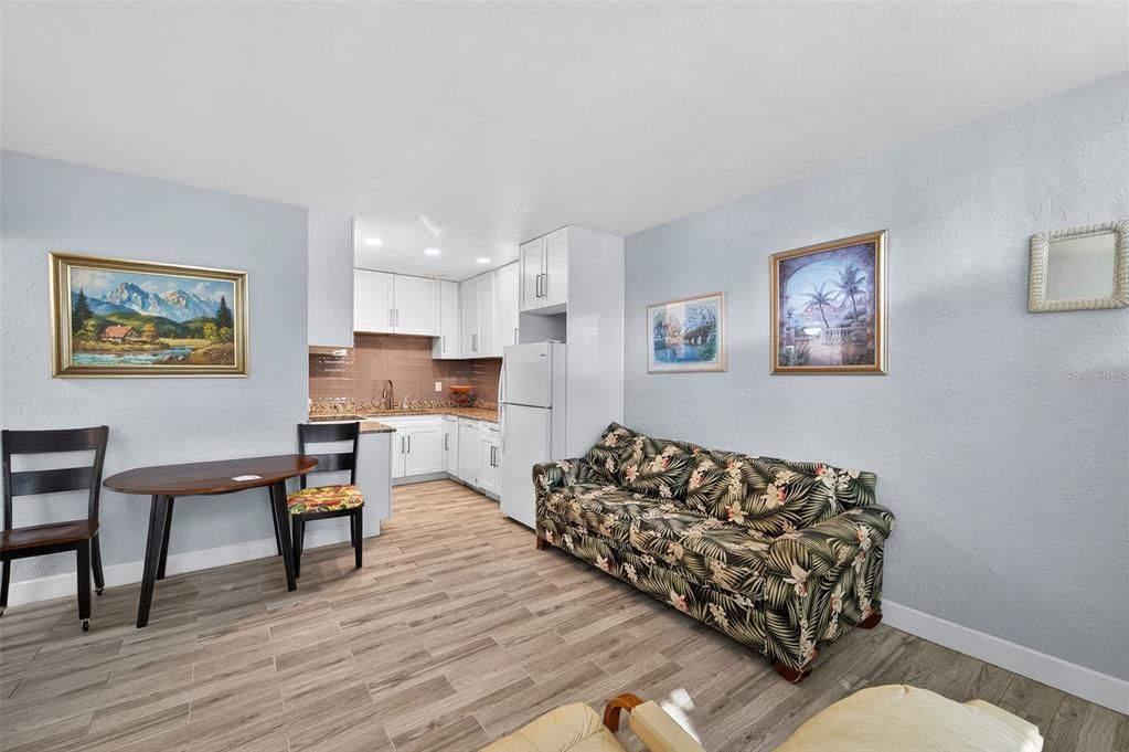 待售: $89,500 (2 贝兹, 1 浴室, 720 平方英尺)