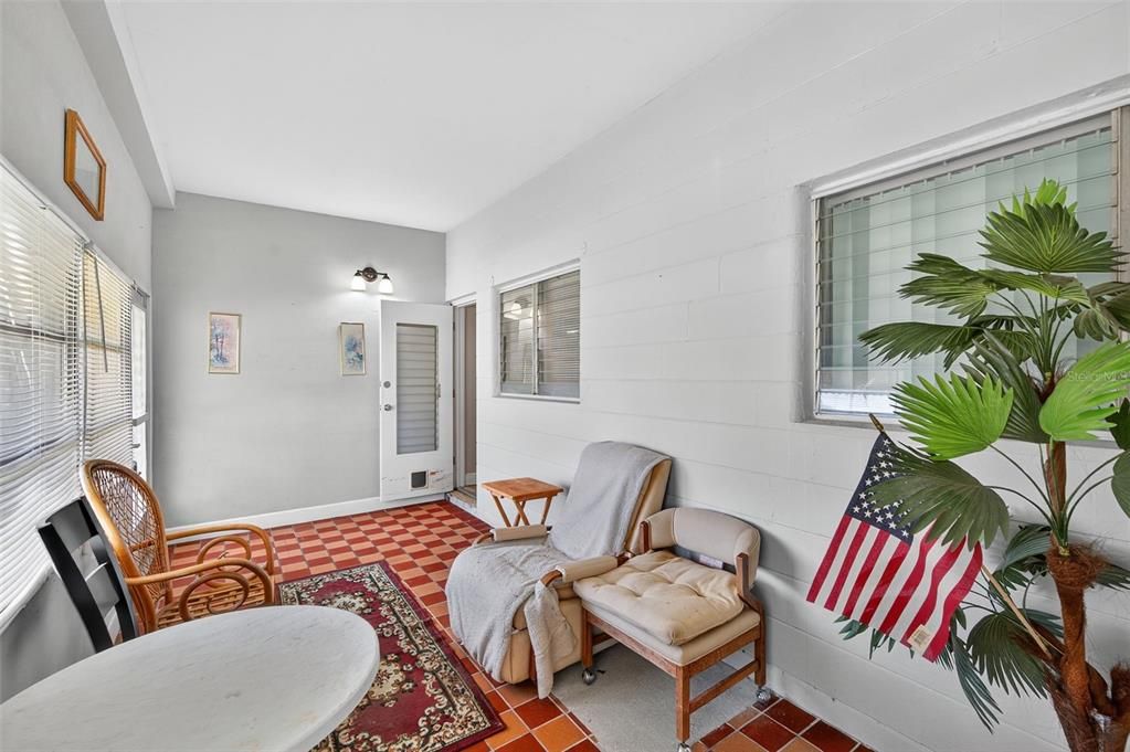 待售: $89,500 (2 贝兹, 1 浴室, 720 平方英尺)