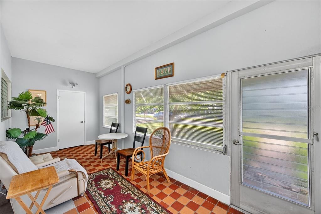 待售: $89,500 (2 贝兹, 1 浴室, 720 平方英尺)