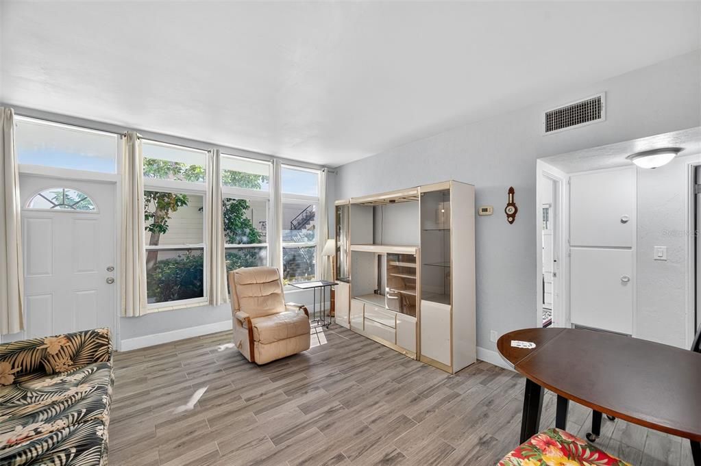 待售: $89,500 (2 贝兹, 1 浴室, 720 平方英尺)