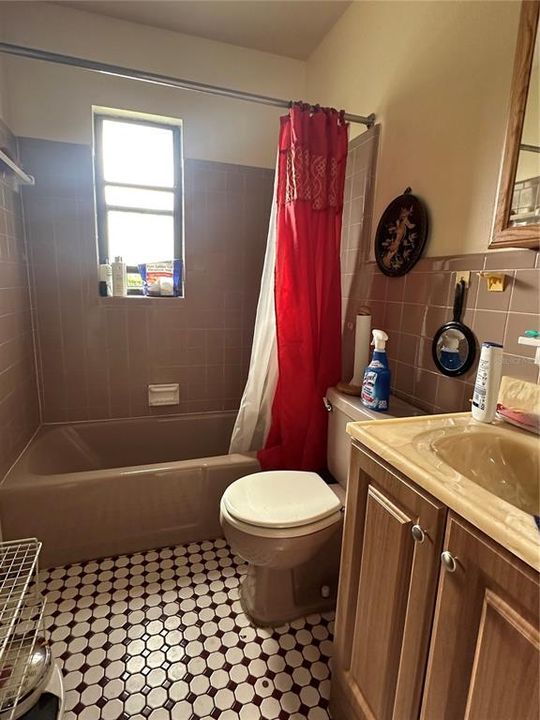 Active With Contract: $230,000 (3 beds, 2 baths, 1473 Square Feet)