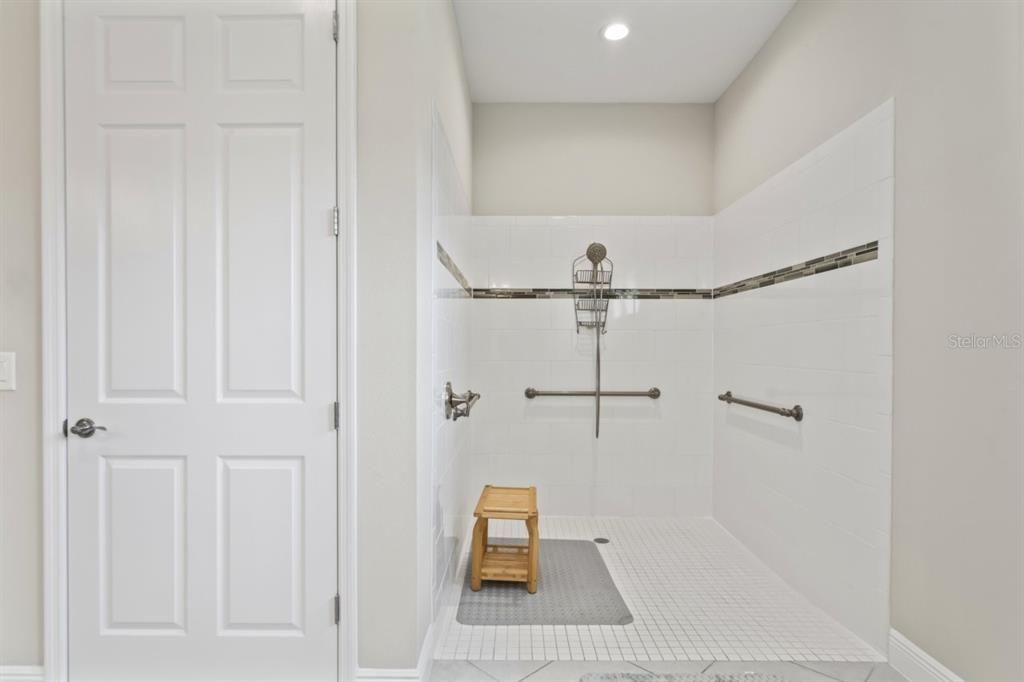 For Sale: $1,300,000 (6 beds, 5 baths, 4672 Square Feet)