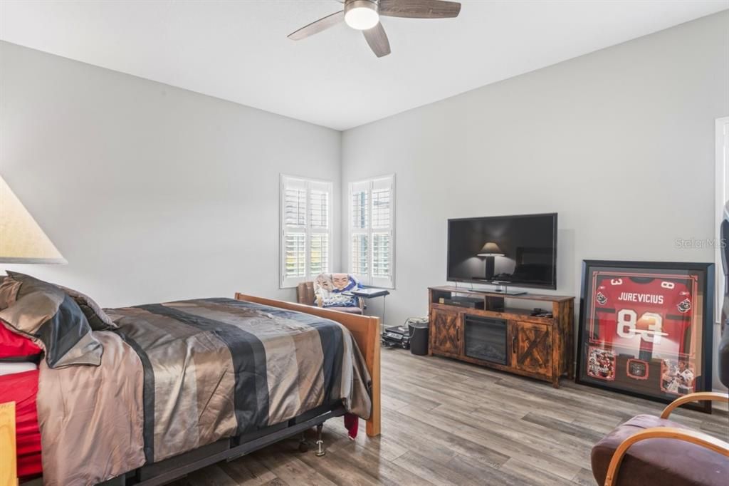 For Sale: $1,300,000 (6 beds, 5 baths, 4672 Square Feet)