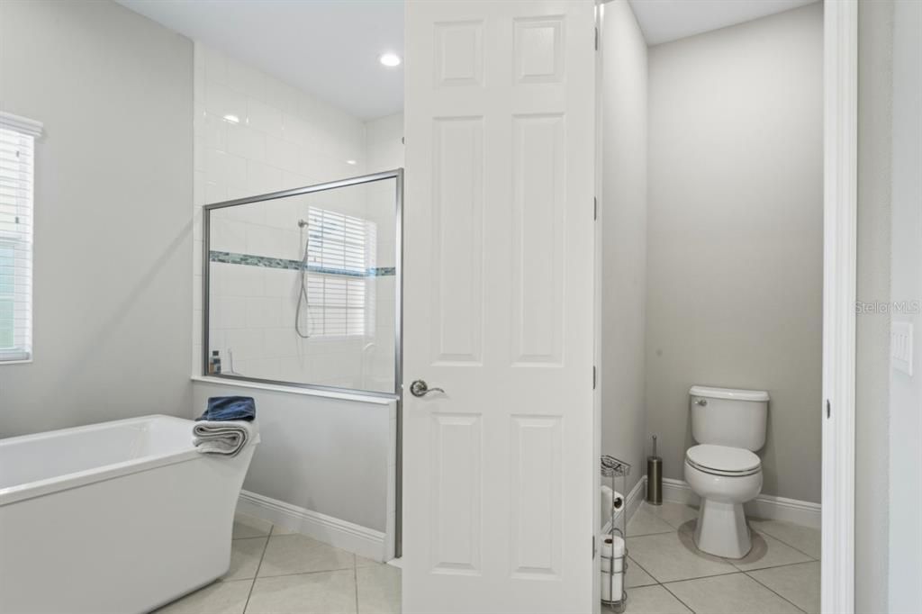 For Sale: $1,300,000 (6 beds, 5 baths, 4672 Square Feet)