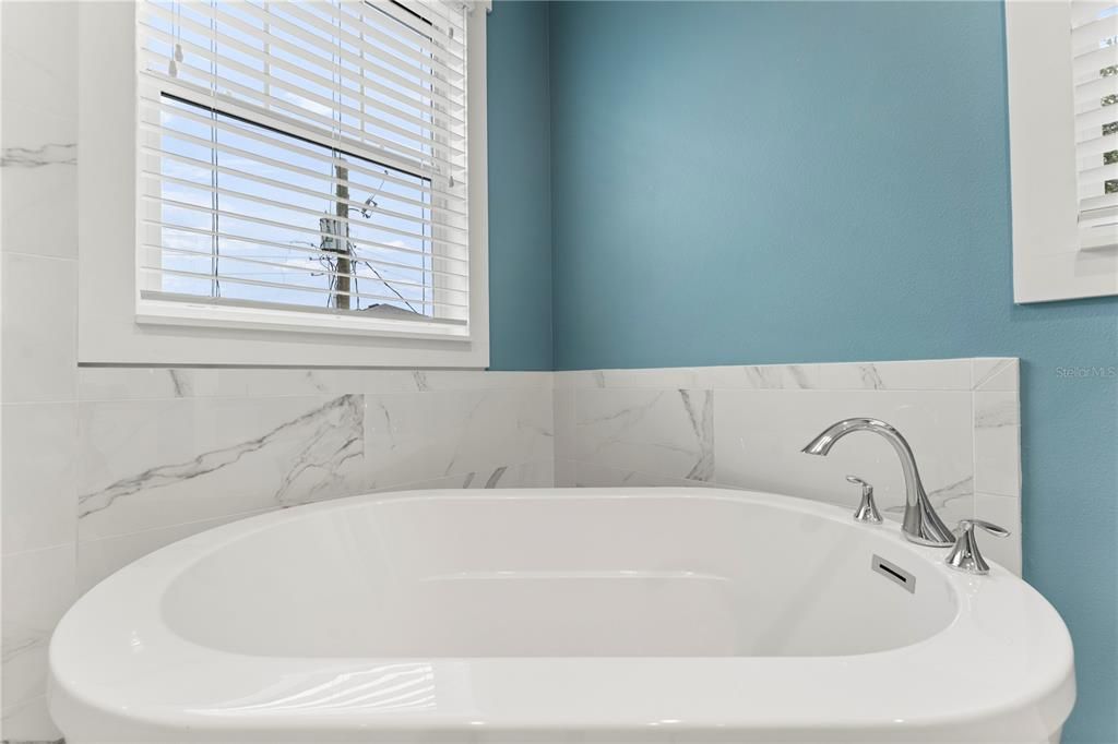 Под контрактом: $1,359,000 (4 спален, 4 ванн, 3567 Квадратных фут)