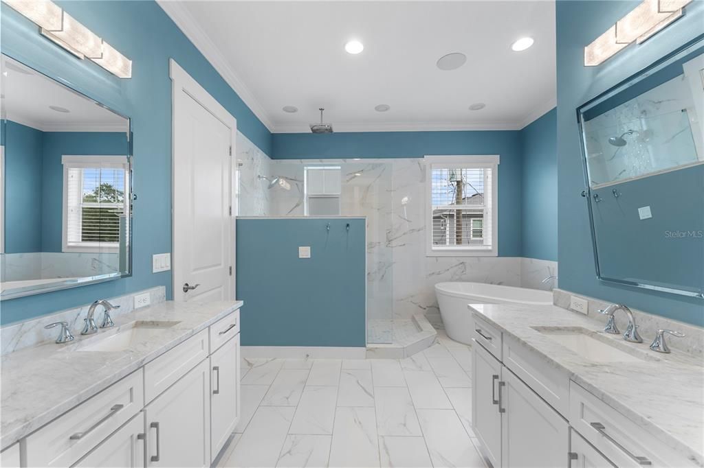 Под контрактом: $1,359,000 (4 спален, 4 ванн, 3567 Квадратных фут)