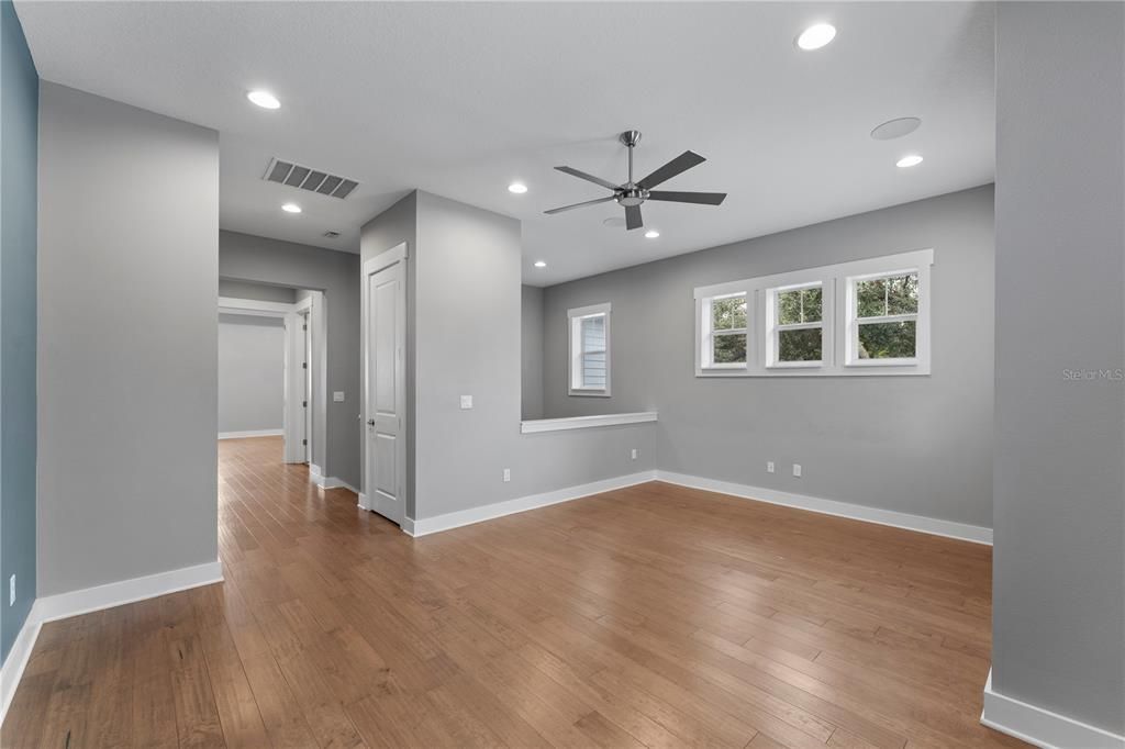 Под контрактом: $1,359,000 (4 спален, 4 ванн, 3567 Квадратных фут)