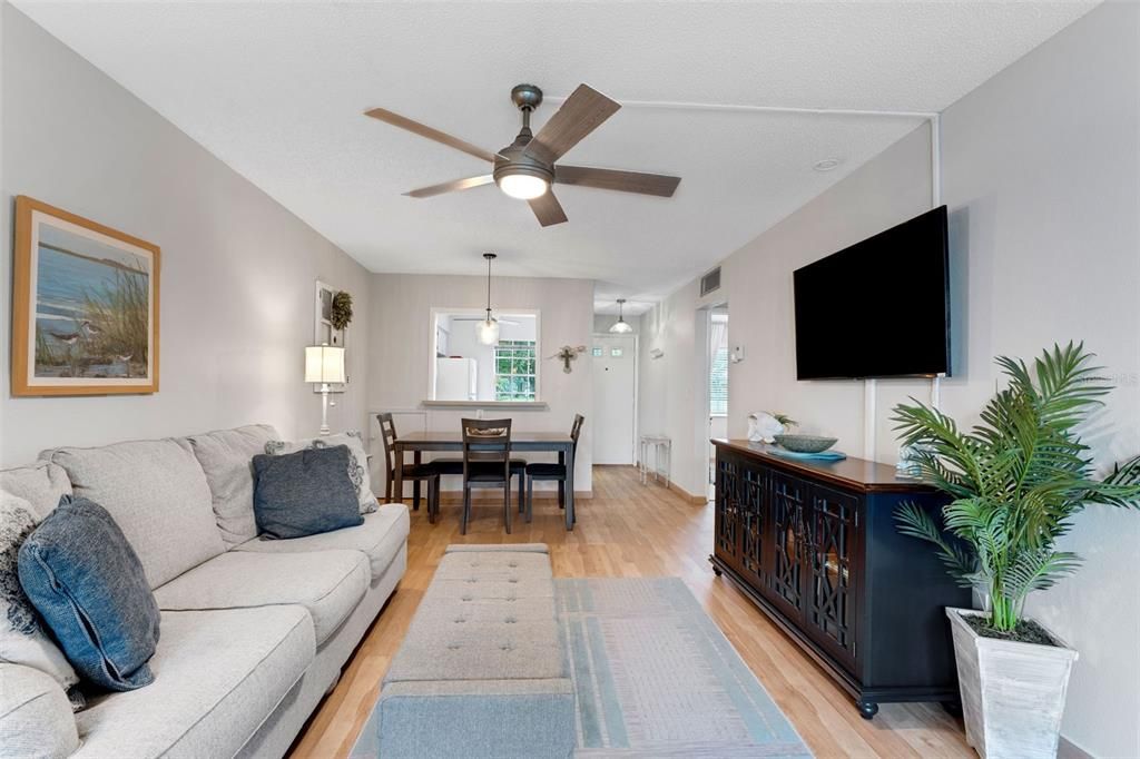 For Sale: $159,900 (2 beds, 2 baths, 866 Square Feet)