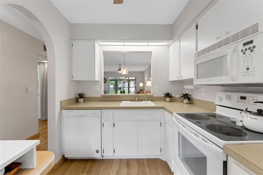 For Sale: $159,900 (2 beds, 2 baths, 866 Square Feet)