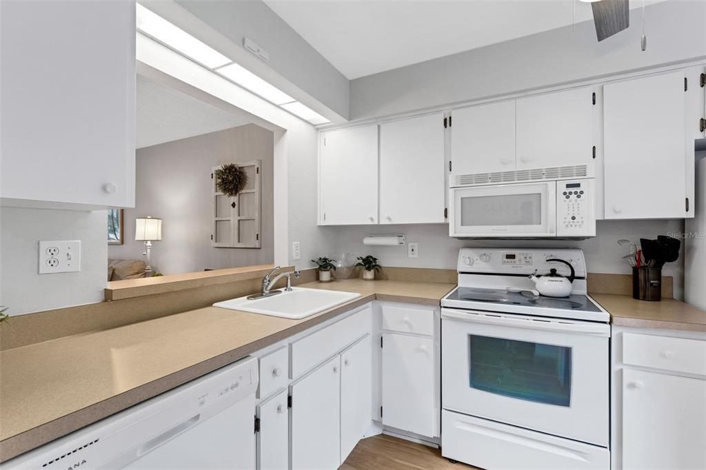 For Sale: $159,900 (2 beds, 2 baths, 866 Square Feet)