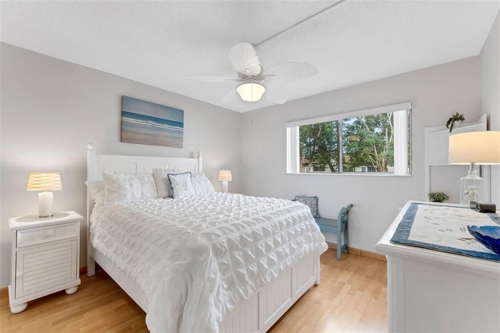 For Sale: $159,900 (2 beds, 2 baths, 866 Square Feet)