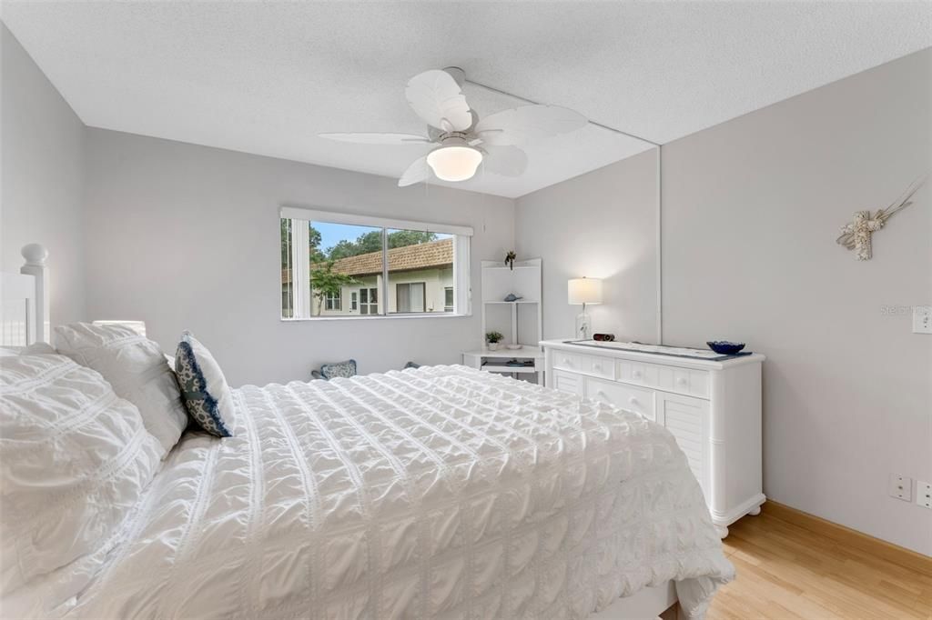 For Sale: $159,900 (2 beds, 2 baths, 866 Square Feet)