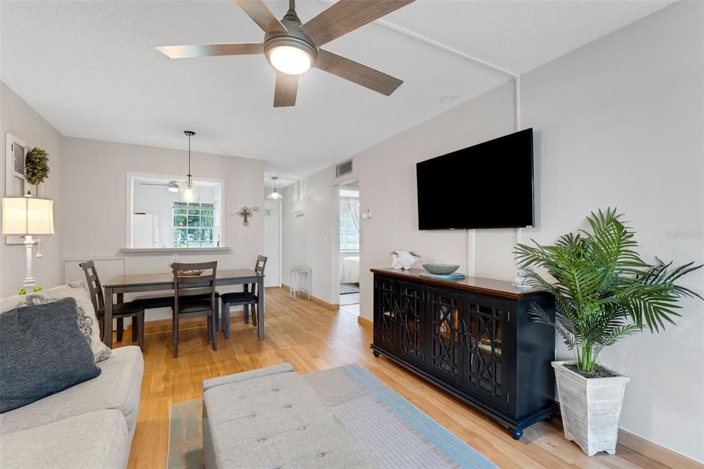 For Sale: $159,900 (2 beds, 2 baths, 866 Square Feet)