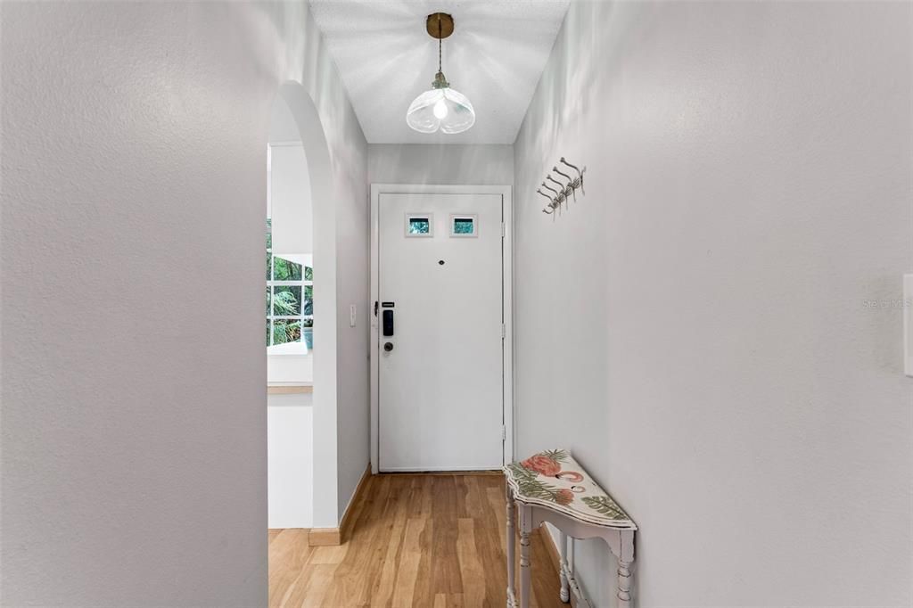 For Sale: $159,900 (2 beds, 2 baths, 866 Square Feet)