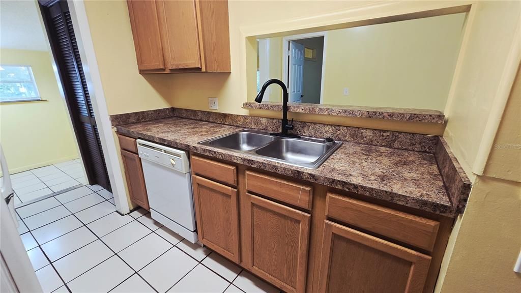 合同活跃: $1,450 (2 贝兹, 2 浴室, 1336 平方英尺)