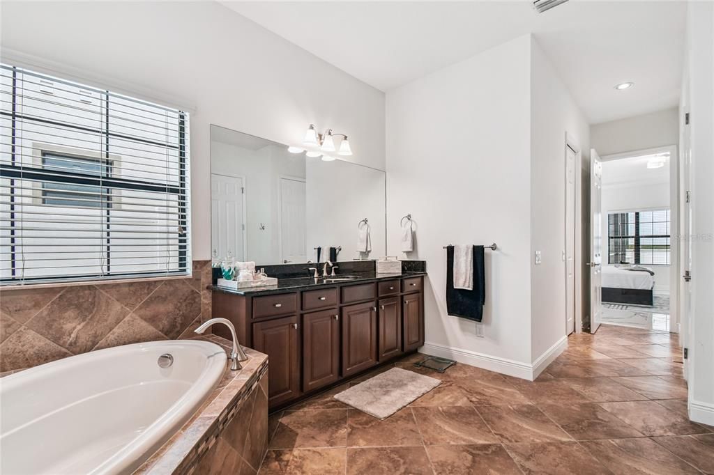 For Sale: $999,900 (6 beds, 5 baths, 4476 Square Feet)