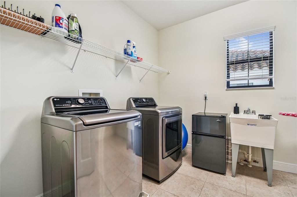 For Sale: $999,900 (6 beds, 5 baths, 4476 Square Feet)